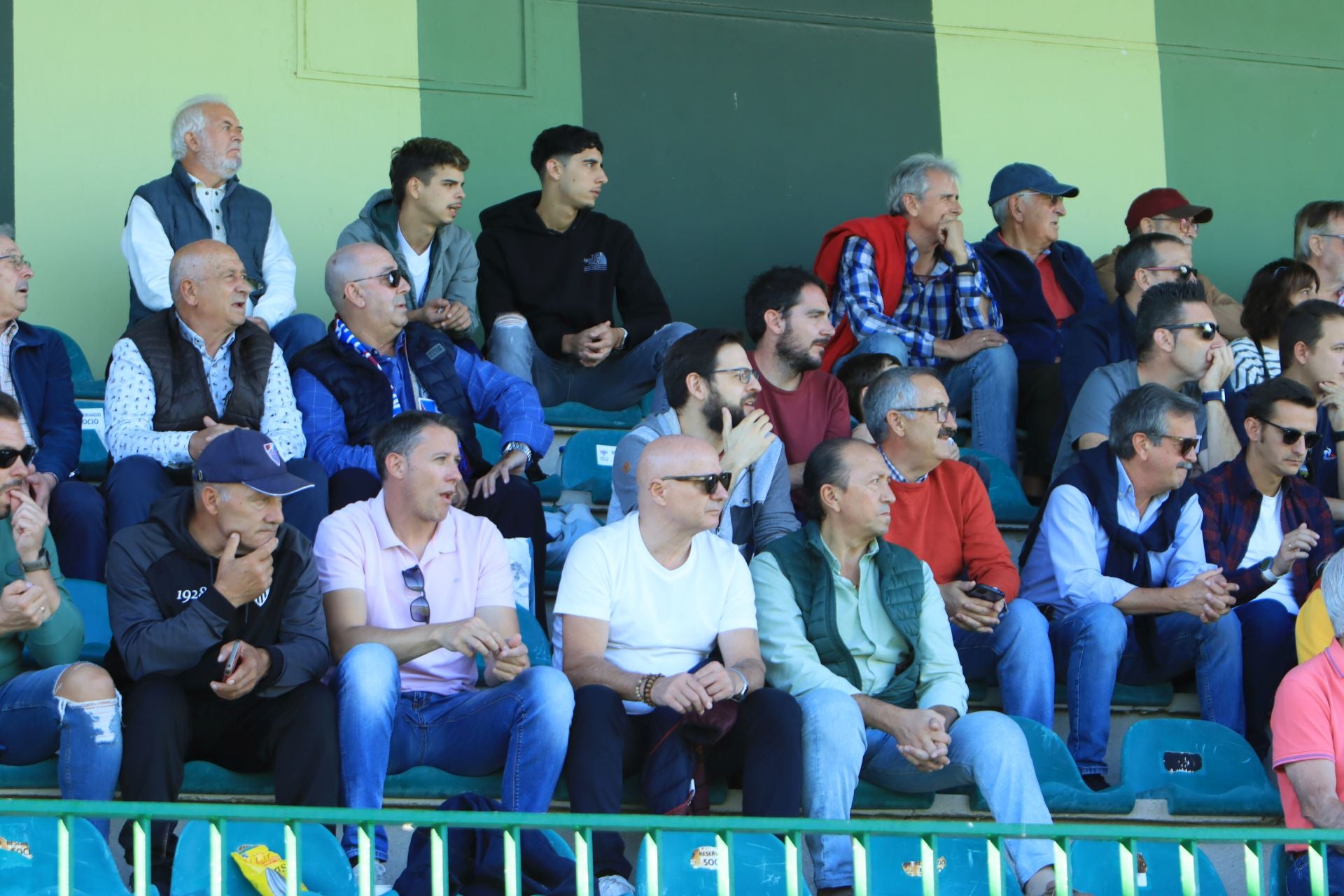 Búscate en las gradas de La Albuera durante el partido de la Segoviana