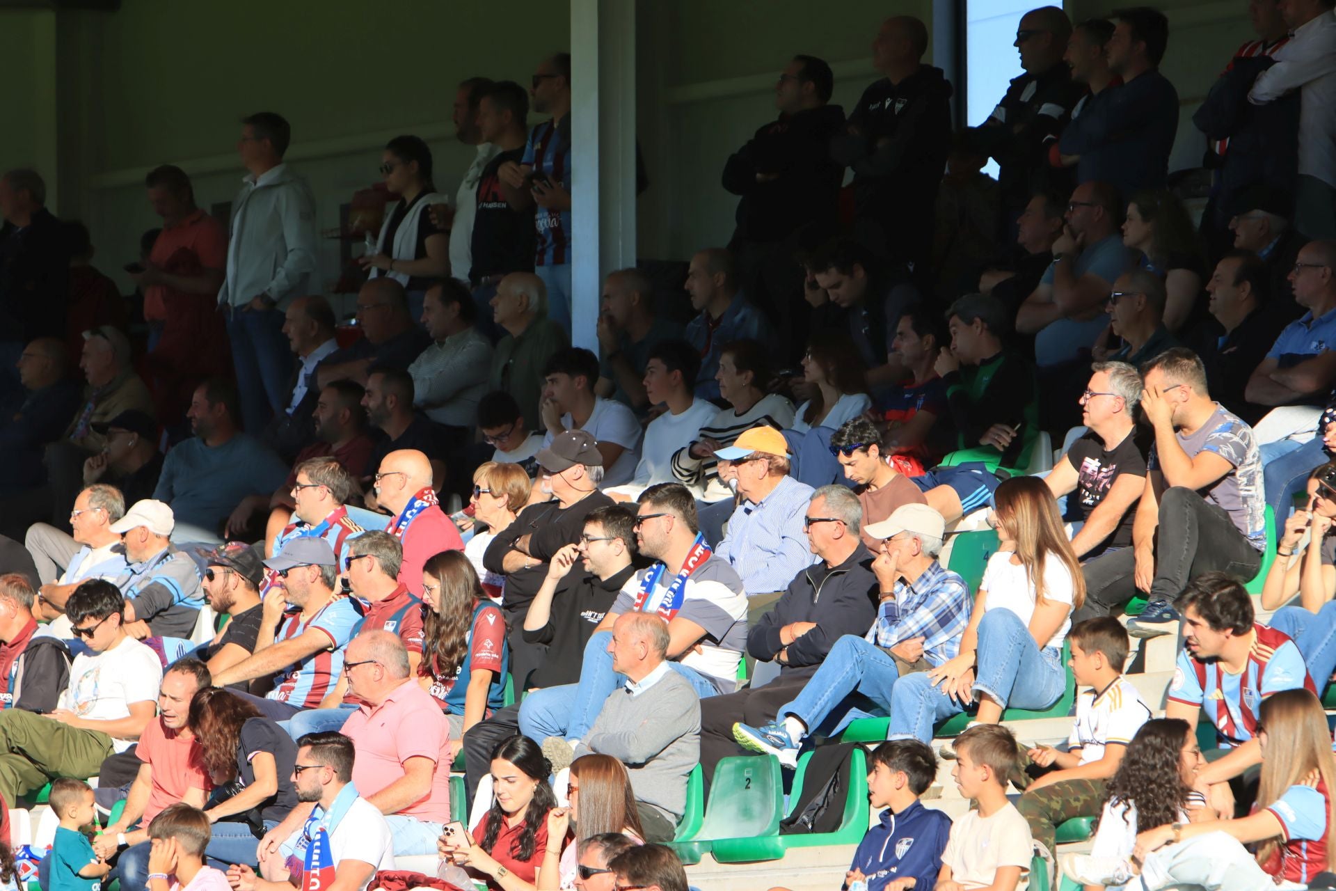 Búscate en las gradas de La Albuera durante el partido de la Segoviana