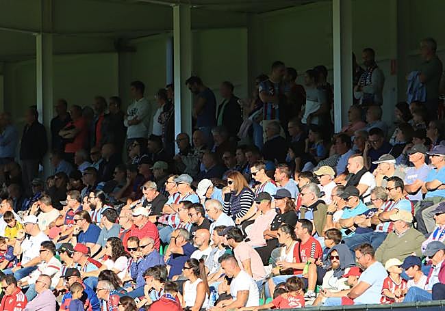 Búscate en las gradas de La Albuera durante el Segoviana vs Coruxo.