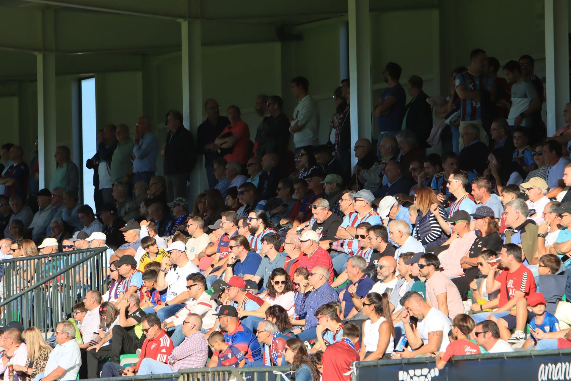 Búscate en las gradas de La Albuera durante el partido de la Segoviana