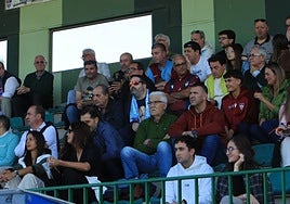 Búscate en las gradas de La Albuera durante el partido entre la Sego y el Coruxo