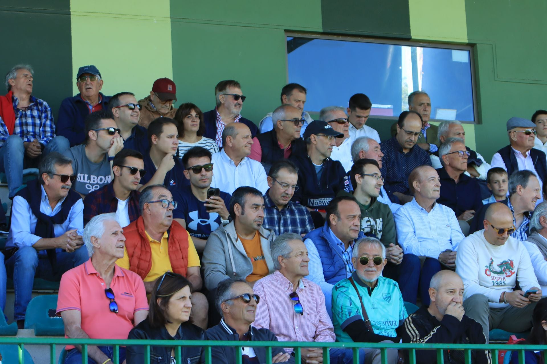 Búscate en las gradas de La Albuera durante el partido de la Segoviana