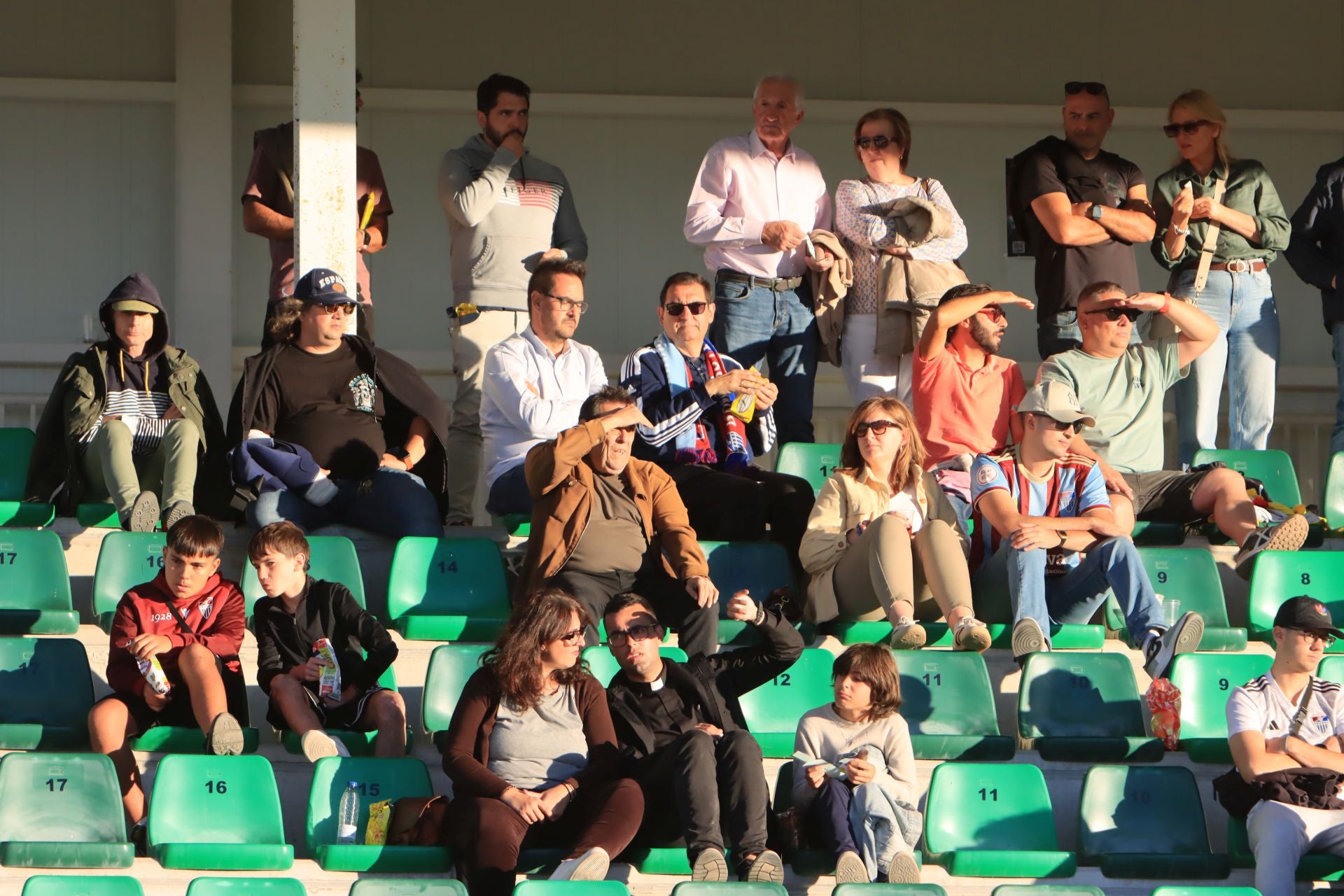 Búscate en las gradas de La Albuera durante el partido de la Segoviana