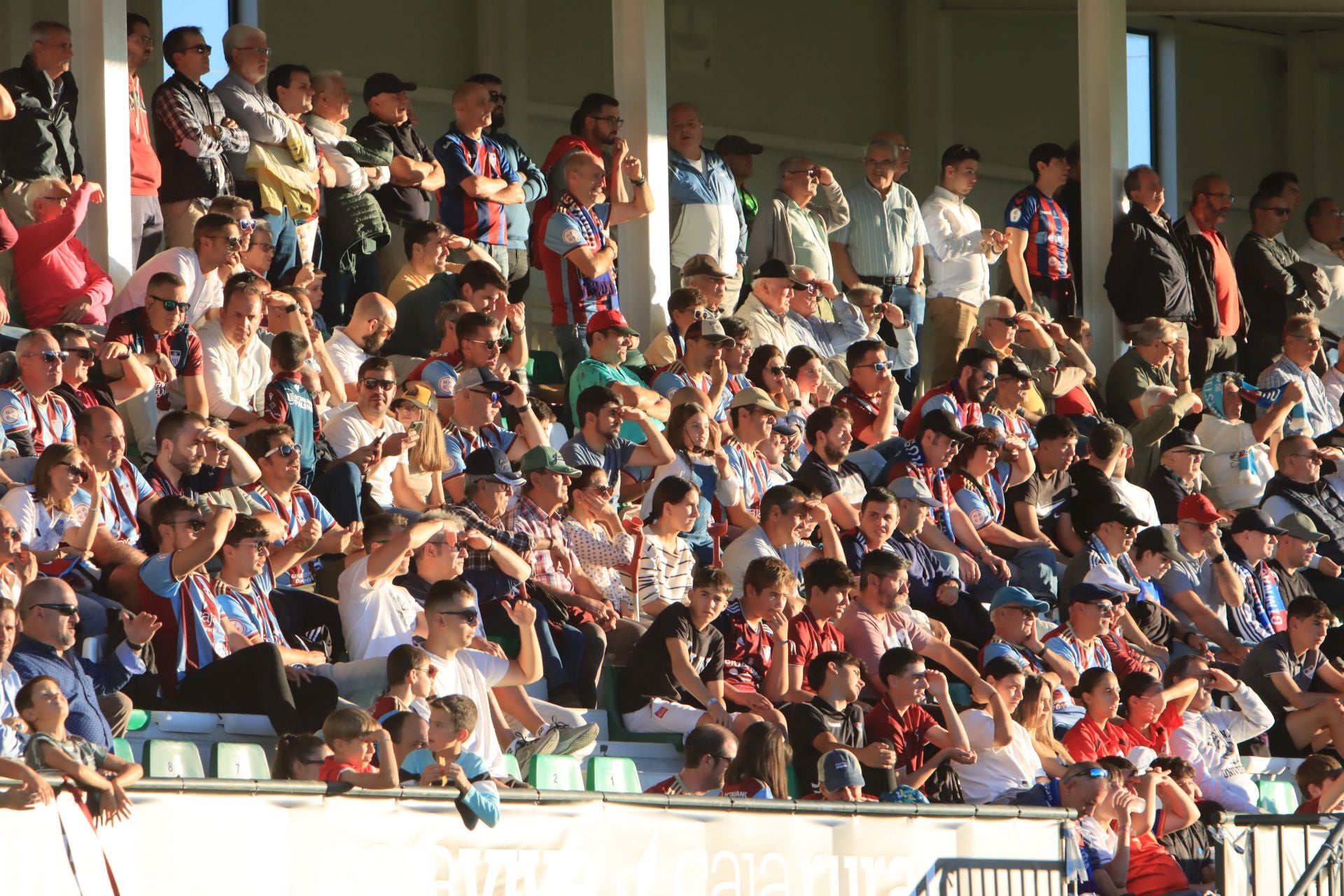 Búscate en las gradas de La Albuera durante el partido de la Segoviana
