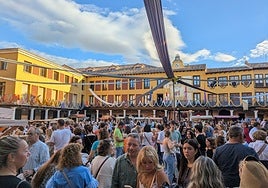 La Plaza Mayor de Tordesillas, centro del mercado, abarrotada de gente
