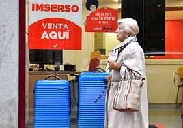 Venta de viajes de Imserso en una agencia de viajes de Valladolid, en imagen de archivo.