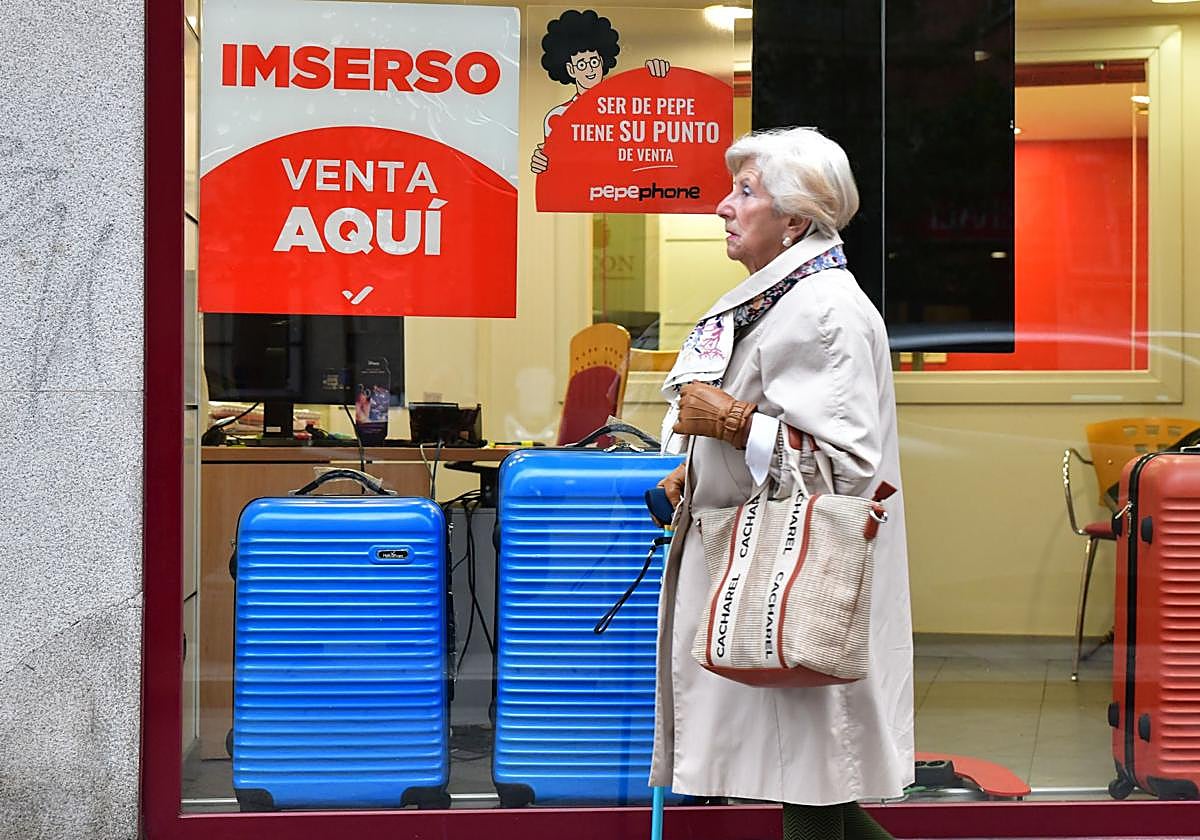 Venta de viajes de Imserso en una agencia de viajes de Valladolid, en imagen de archivo.