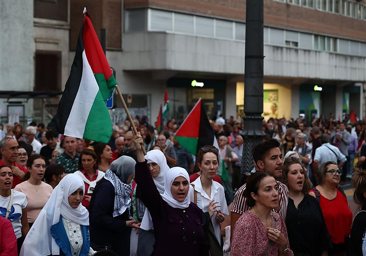 Manifestación en Valladolid para exigir el fin del «genocidio» en Palestina.
