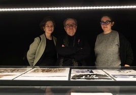 Primitivo González, con sus hijas, también arquitectas, Ara y Noa, en el Patio Herreriano.