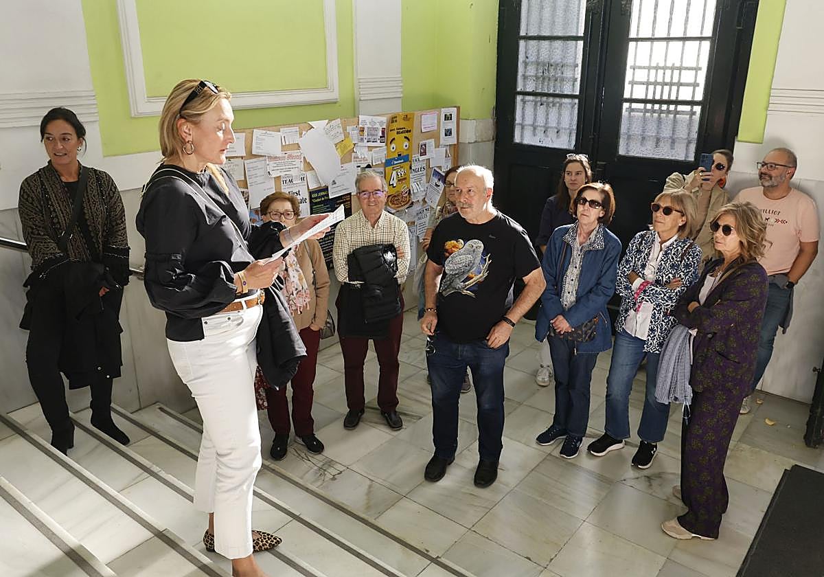 La presidenta de los arquitectos, Sandra Villameriel, presenta la visita al instituto Jorge Manrique.