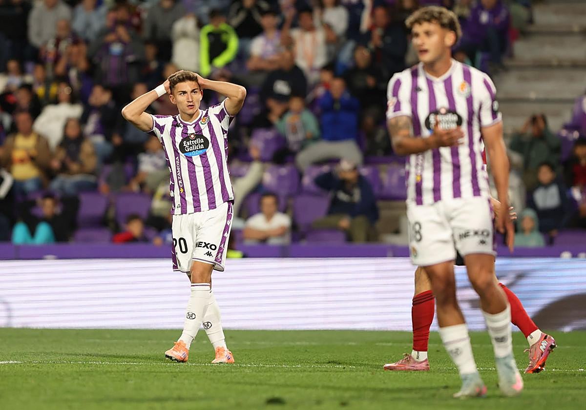 Chuki se lamenta tras una ocasión despediciada, con Delgado en primer término.