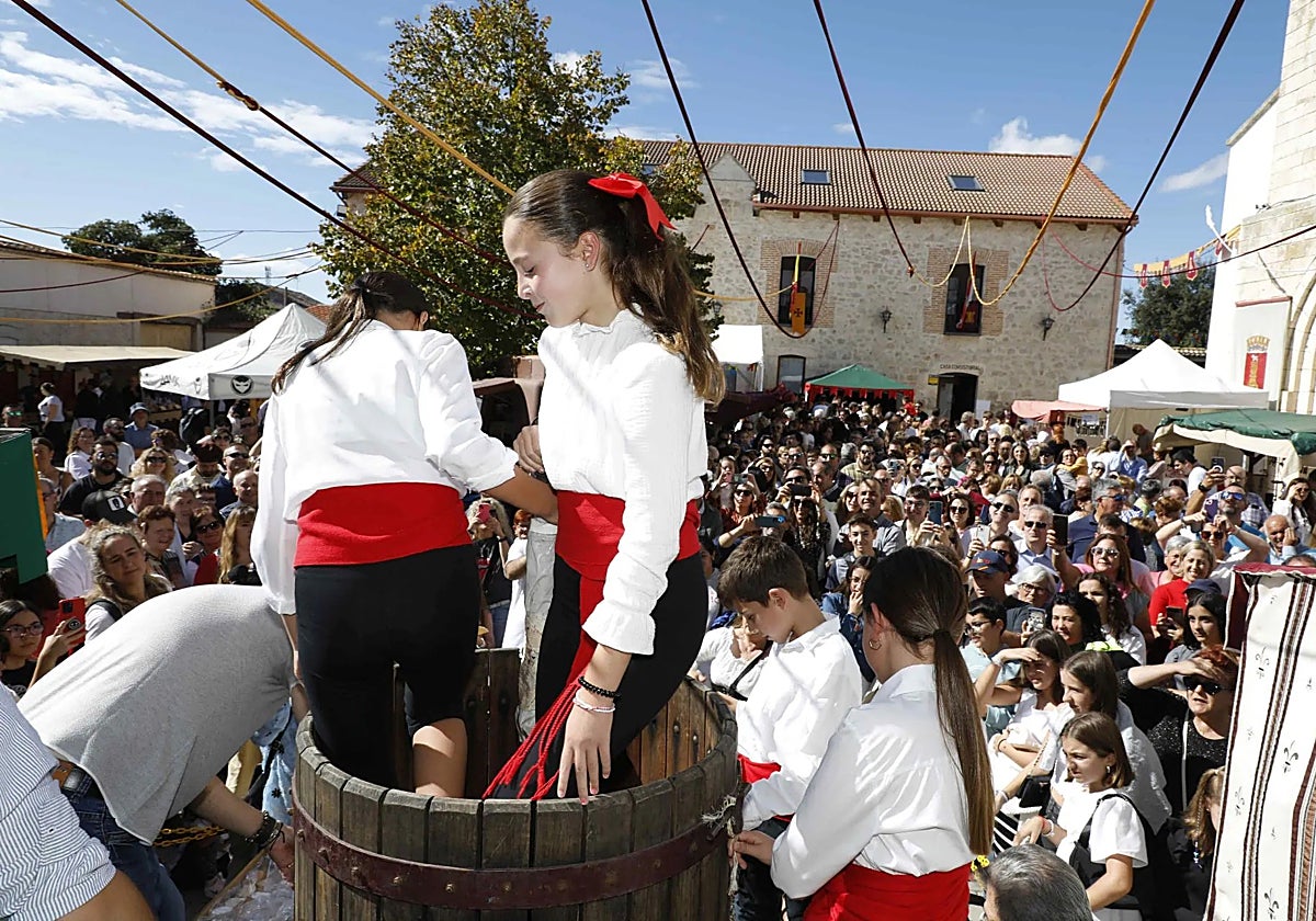 Momento de la pisada de la uva en la anterior edición.