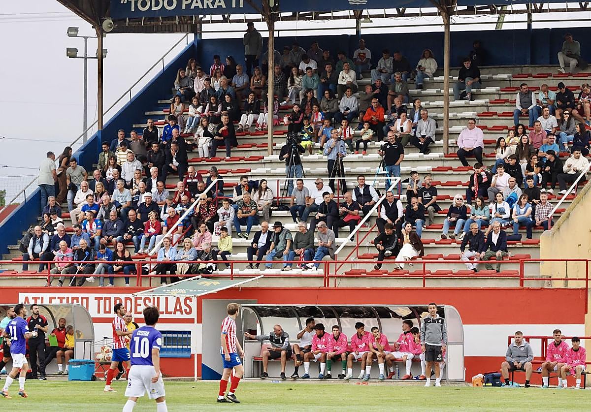 Aspecto de la grada de Las Salinas en el partido Tordesillas-Palencia.
