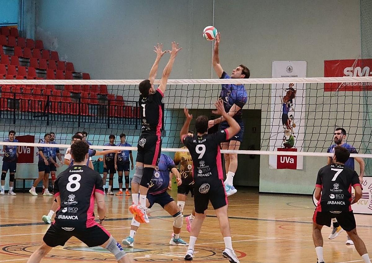 Imagen secundaria 1 - Derrota del Universitario VCV en su retorno a la Superliga 2