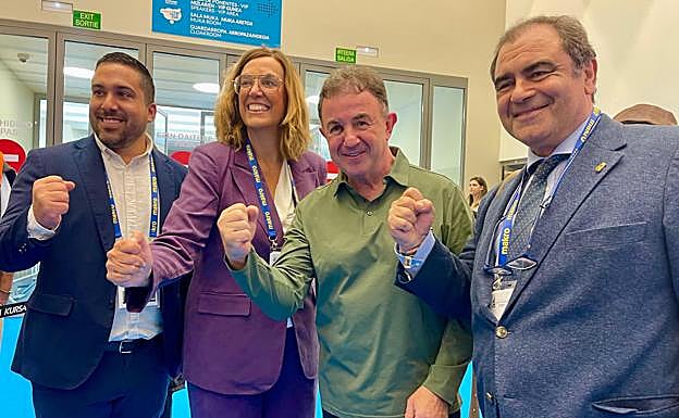 Los respresentantes de la Diputación con el afamado cocinero Martín Berasategui.