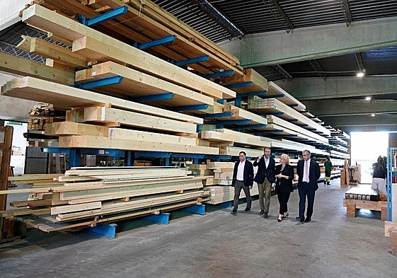 La consejera de Industria, Comercio y Empleo, Leticia García, este lunes durante una visita a la empresa Maderas Pisuerga de Valladolid.
