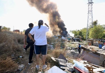 Un incendio se queda a pocos metros de las chabolas de Juana Jugán: «Así no podemos estar, esto es un peligro»