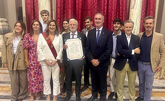 Las alcaldesa de Valencia y el regidor segoviano flanquean al hijo de Claudio Gómez Perretta en la foto de familia de la concesión del título de hijo adoptivo de la ciudad levantina.