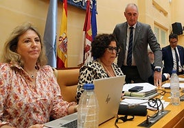 El alcalde, José Mazarías (de pie), y la concejala de Hacienda, Rosalía Serrano (2º por la izq.), en el pleno de hace nueve días en el que se tumbaron las tasas de 2026.