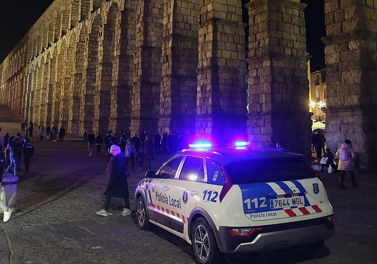 Coche de la Policía Local en las inmediaciones del Acueducto de Segovia.