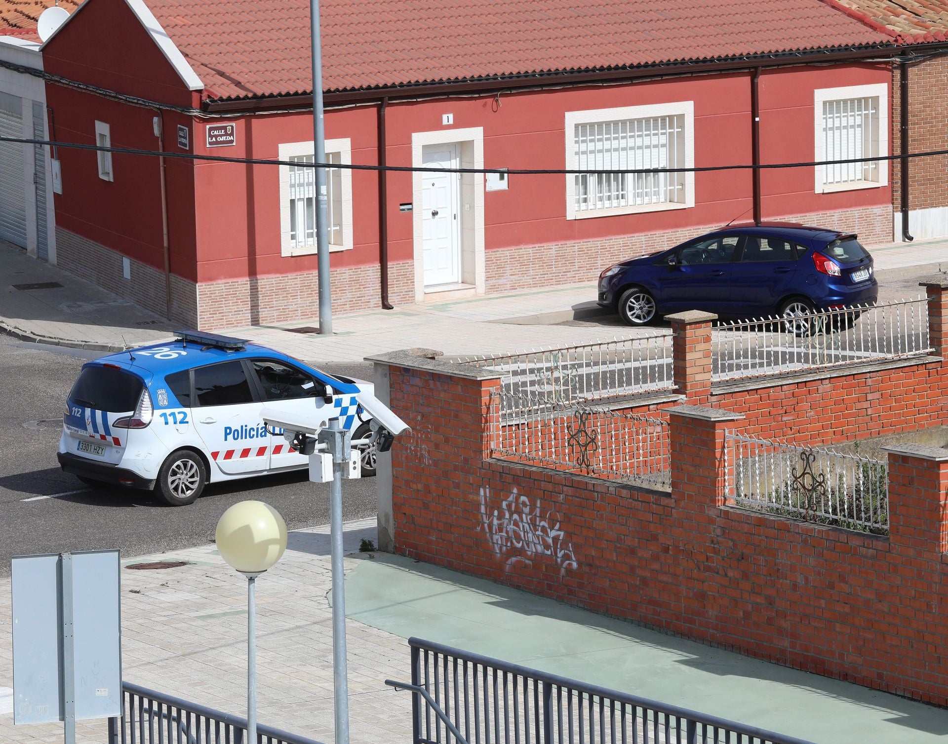 Localizan en Palencia a un cachorro de perro en el maletero de un coche sin agua ni comida