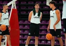 Carreño. en el centro, en su vuelta a los entrenamiento tras la anterior lesión.
