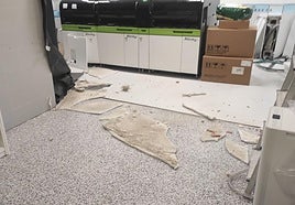 Parte del techo de escayola que se desprendió en el laboratorio de un hospital de Ávila.