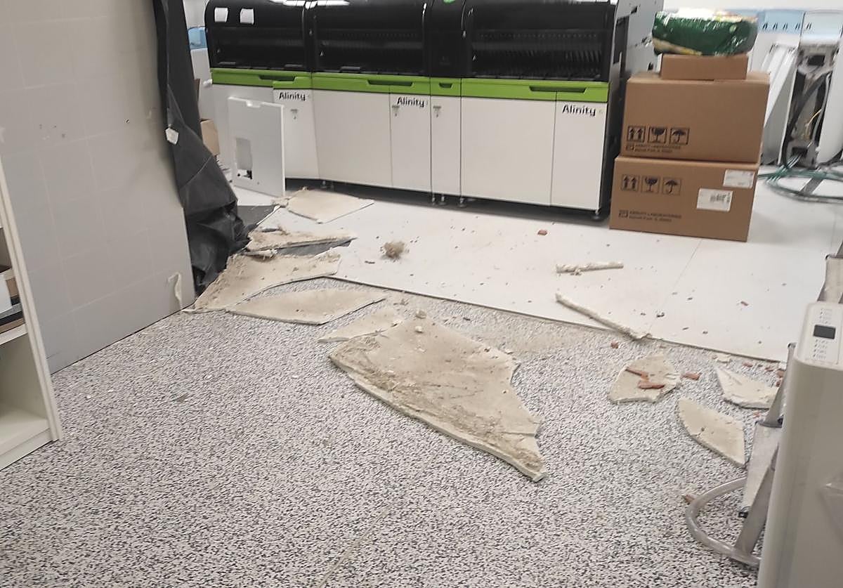 Parte del techo de escayola que se desprendió en el laboratorio de un hospital de Ávila.