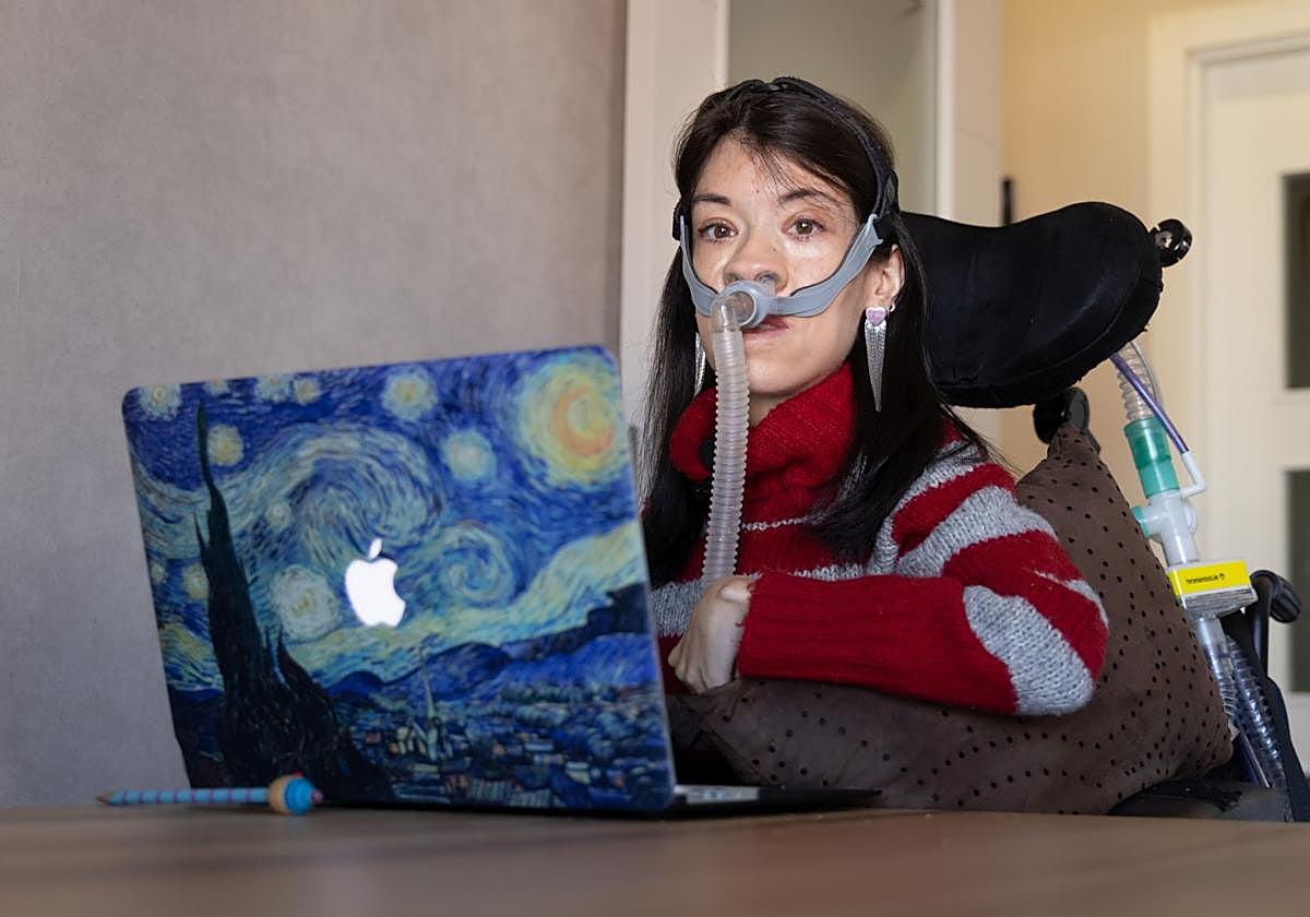 Ana Fernández Sancho, en una imagen de 2023 trabajando en su ordenador.