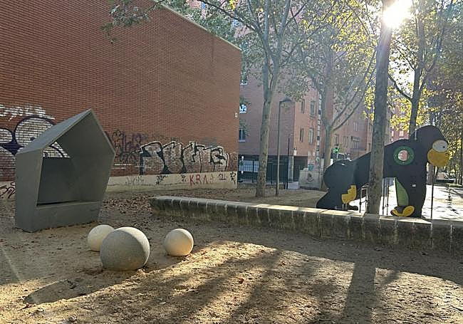 El sarcófago de forma pentagonal, junto al colegio.