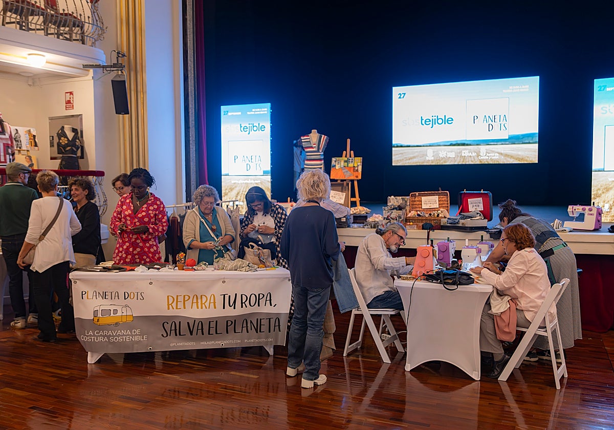 Puestos y talleres durante la iniciativa Sostejible