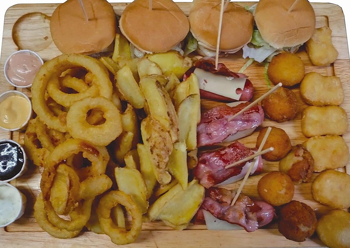 Imagen secundaria 1 - Tablas y ensalada del bar Talandango.