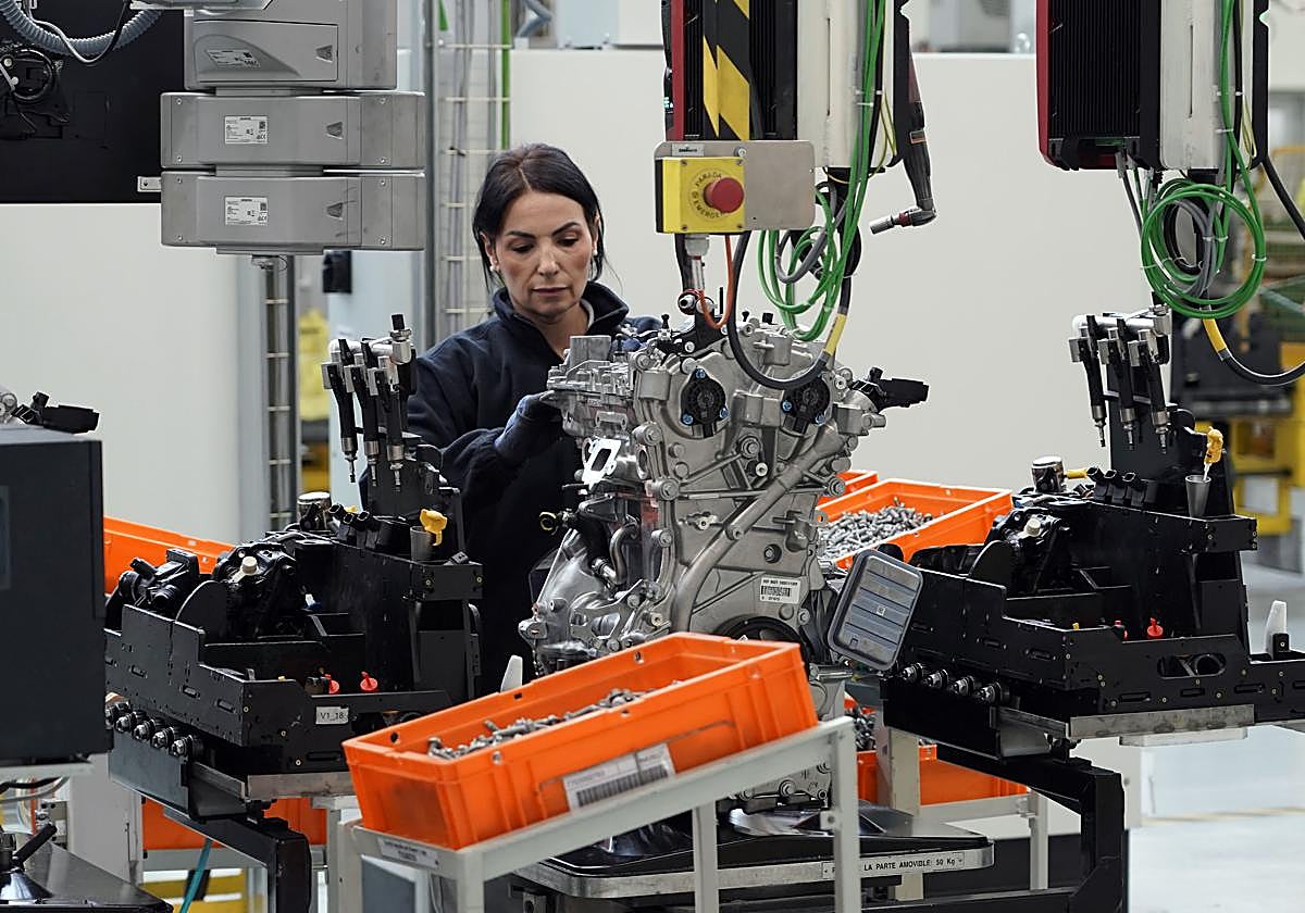 Una trabajadora de Horse, en la línea de motores.