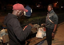 Algunos de los africanos que duermen al raso frente a la Comisaría de Policía de Segovia.
