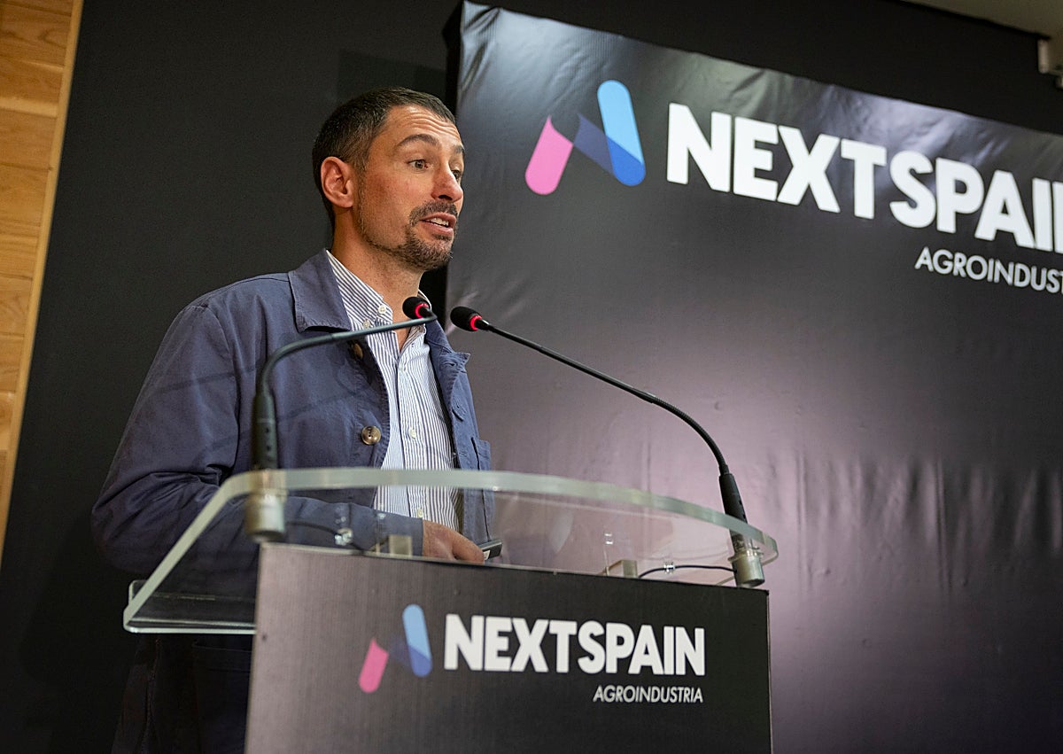 Imagen secundaria 1 - La consejera de Agricultura, María González Corra, durante su intervención y Pablo Morán, director de Agrodato.