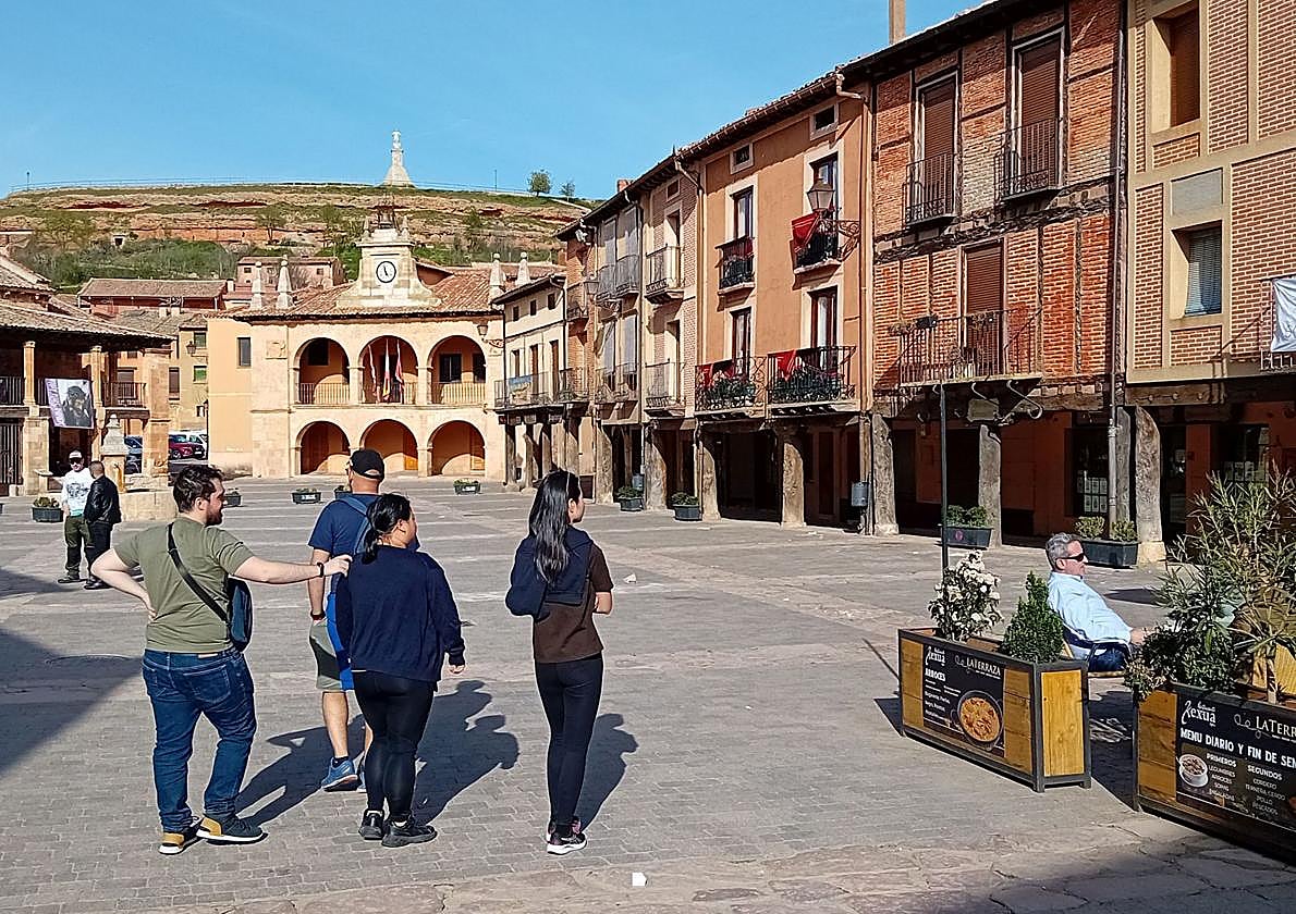 Turistas pasean por la Plaza Mayor de Ayllón, villa que dispondrá de un punto limpio comarcal.