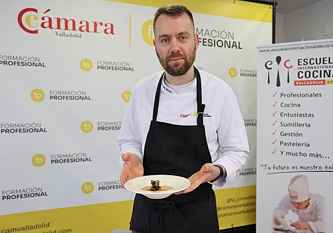 El chef Raúl del Moral con el plato recién terminado en las cocinas de la Escuela Internacional de Cocina
