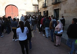 Demandantes de empleo esperando en para las entrevistas exprés.