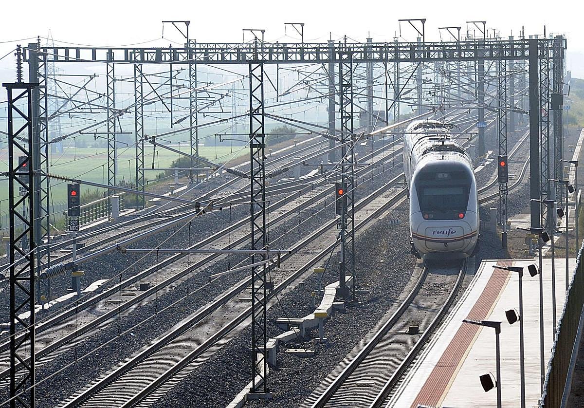 Un AVE llega a la estación de Medina del Campo en una imagen de archivo.