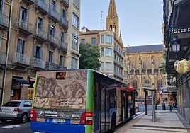 Un autobús urbano con una imagen promocional de La Olmeda circula por San Sebastián.