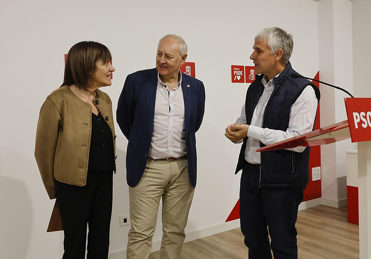 Consolación Pablos, Jesús Guerrero y Rubén Illera, este lunes en la sede del PSOE.