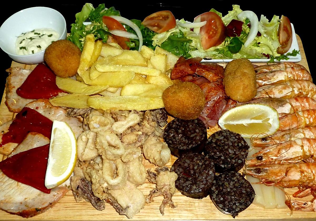 Imagen principal - Tablas y ensalada del bar Talandango.