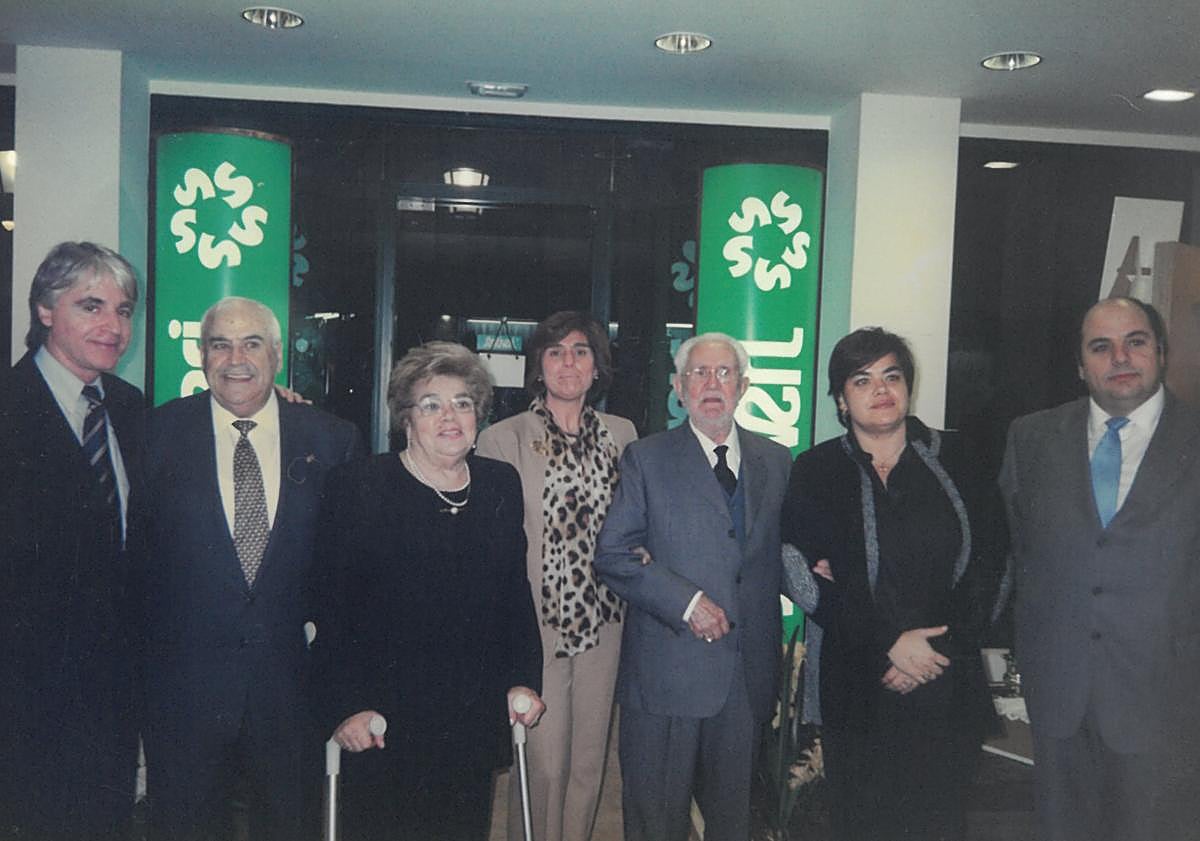 Imagen principal - Cierra la tienda Santiveri de Cebadería que albergó El molino de chocolate
