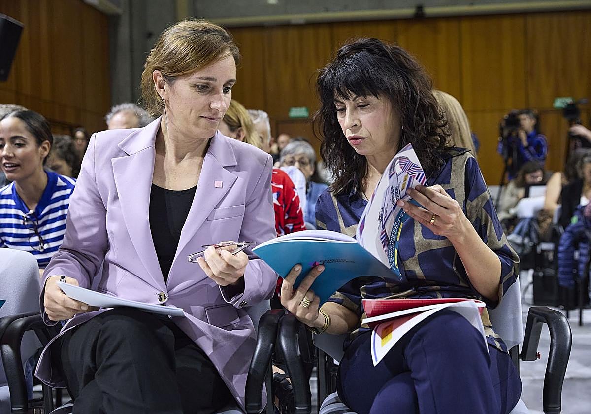 La ministra de Igualdad, Ana Redondo (d), junto a la ministra de Sanidad, Mónica García (i) en el evento conmemorativo de los 40 Años de la Legalización del Aborto en España.