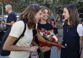 La coordinadora de Podemos en Baleares y miembro de la flotilla Lucía Muñoz (i) y la líder de Podemos, Ione Belarra (d), durante una concentración ante el Congreso.