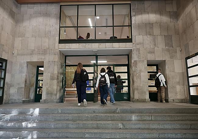 Acceso al vestíbulo del edificio de Ciencias de la Salud de la Universidad de Valladolid.