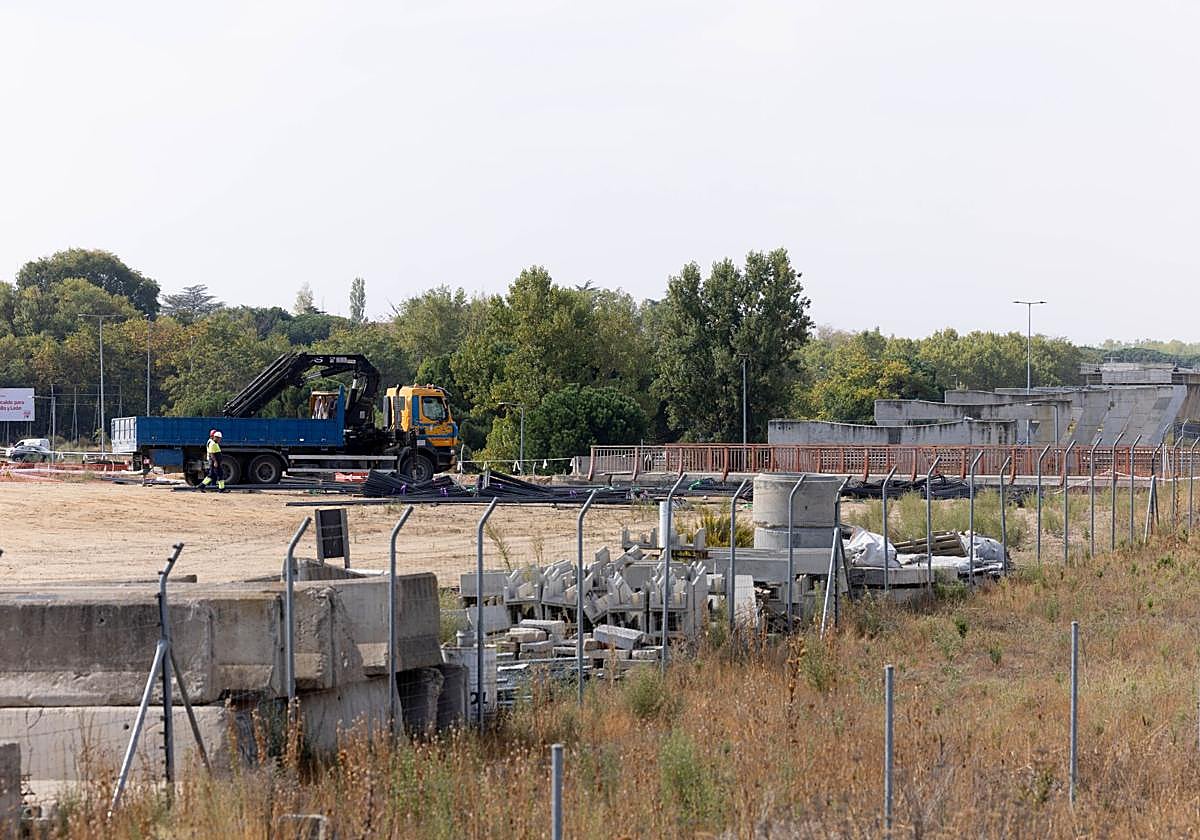 Trabajadores al pie de la entrada al túnel de San Cristóbal, donde debe desembocar el viaducto, cuyos pilares se observan al fondo.