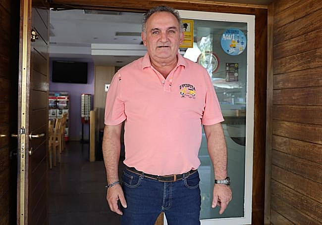 Isidro en su bar Los Almendros en el barrio de Las Flores.