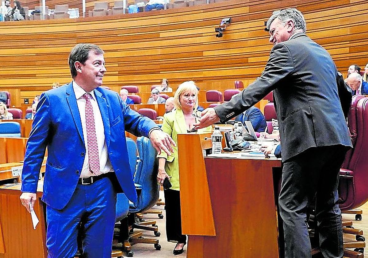 Fernández Mañueco y Francisco Vázquez en el hemiciclo.