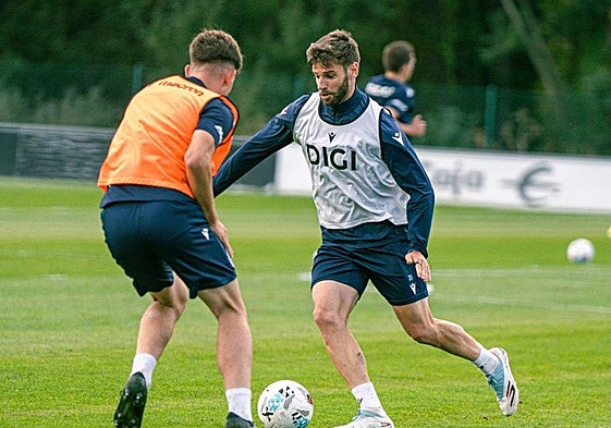 Mario González encara a un compañero, en el entrenamiento de este miércoles del Burgos.